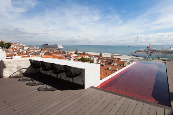 Memmo Alfama es uno de los mejores hoteles boutique de Lisboa, con una impresionante terraza en la azotea (en la foto).