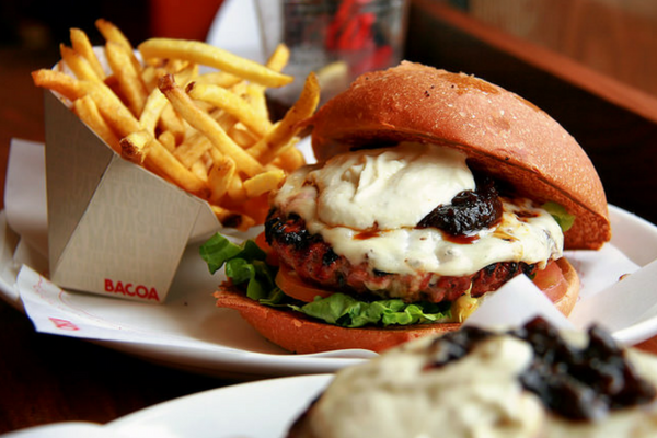 ¡Únete a nosotros para disfrutar de algunas de las mejores hamburguesas de Barcelona! ¡mmm!