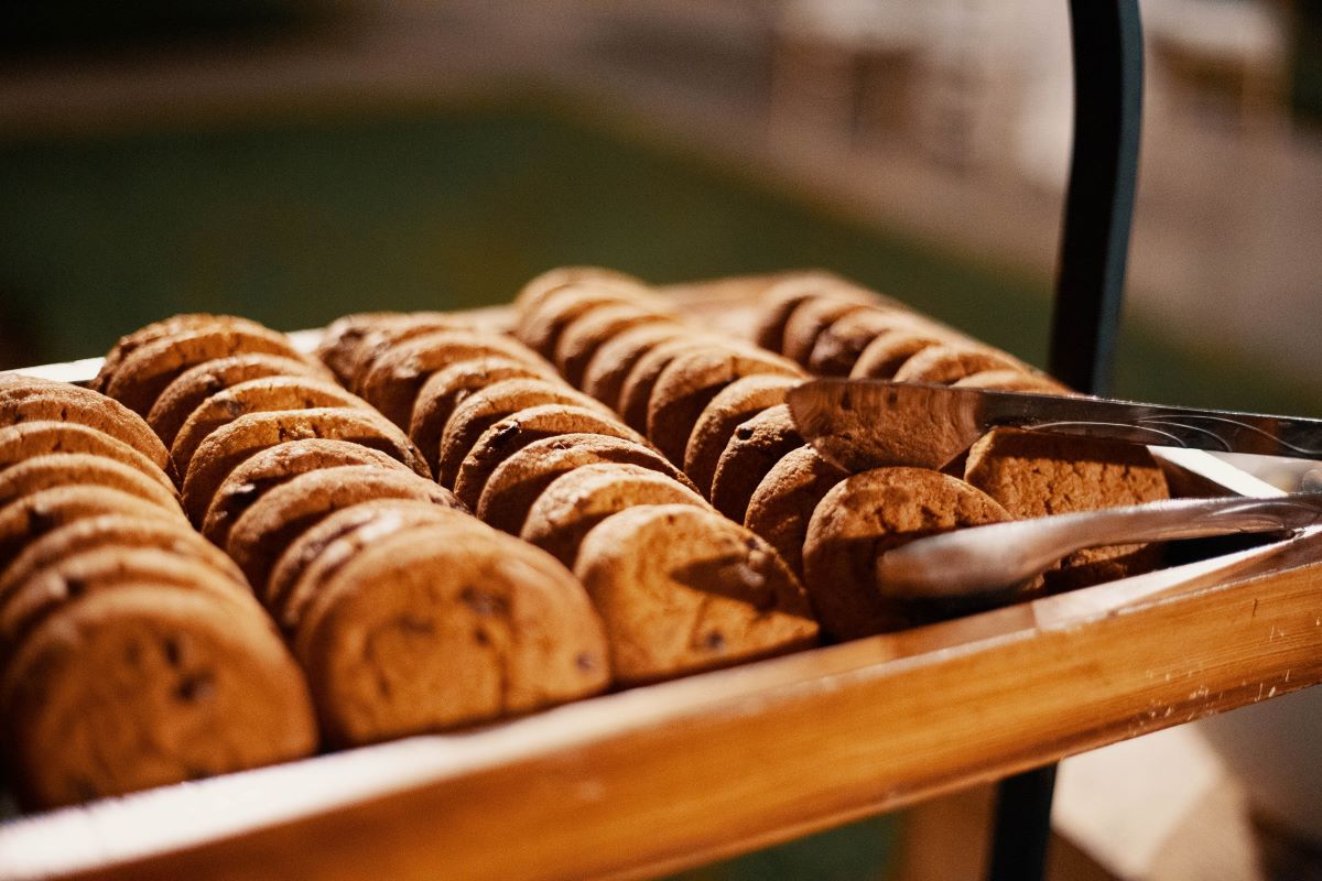 Galletas en una bandeja de madera