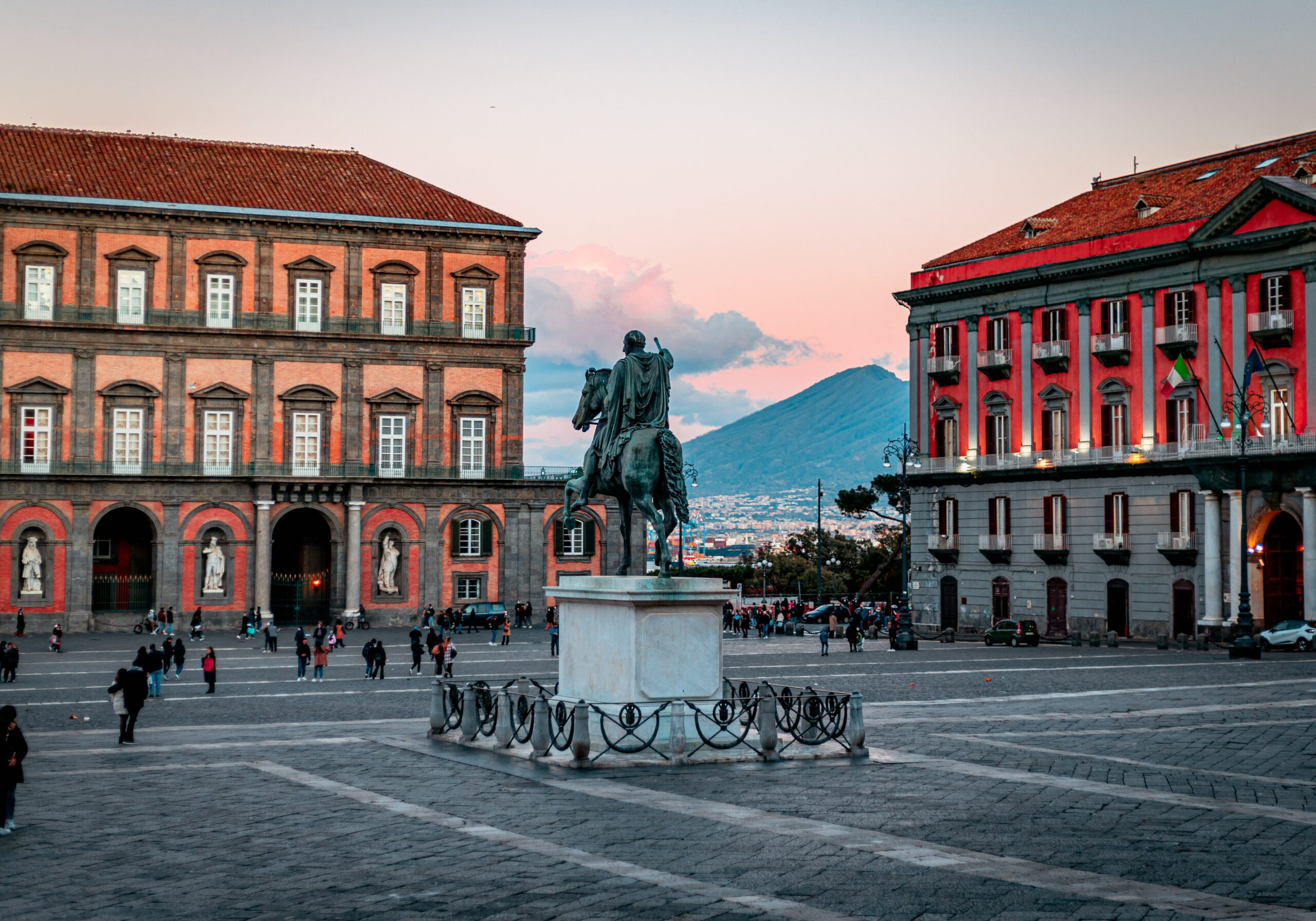 Piazza Dante con una estatua al amanecer en la madrugada de Nápoles