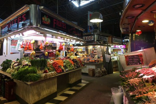 ¡Nos encanta el Mercado de la Boqueria para experimentar el verdadero sabor de la gastronomía de Barcelona!