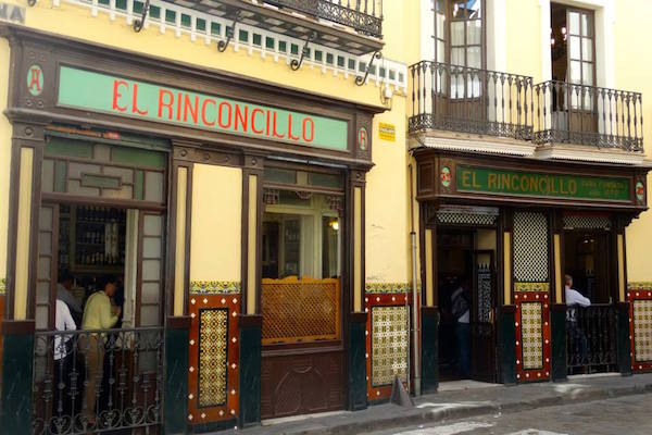 Si no sabes dónde comer un lunes en Sevilla, retrocede en el tiempo en El Rinconcillo.