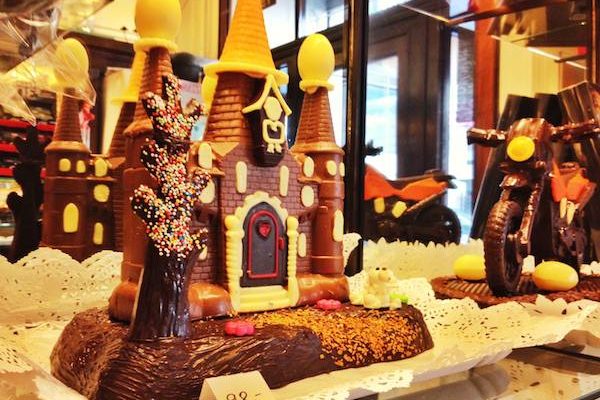 ¡Otro de los dulces más deliciosos de Barcelona! Una hermosa estatua de chocolate, o mona de Pascua, como se les llama, en celebración de la Pascua. Los padrinos regalan a sus ahijados el día después de Pascua.