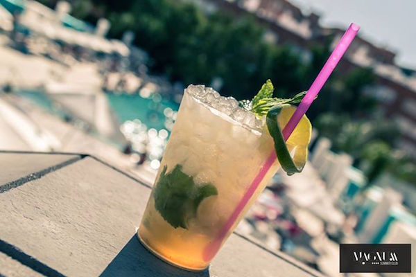 El verano calienta, pero Sevilla refresca, ¡gracias a estas sugerencias de dónde refrescarse en Sevilla! En especial, nos encanta visitar el Magnum Summer Club durante el verano, donde el bar junto a la piscina sirve estos increíbles mojitos.