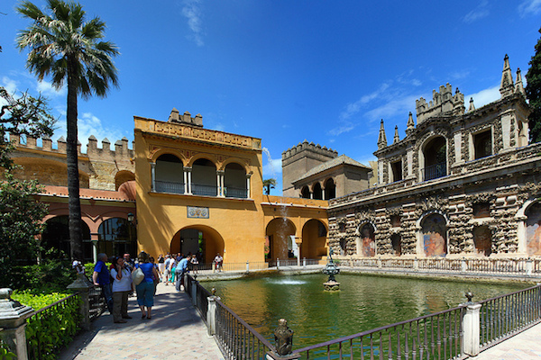 En una ciudad con tanta vida e historia y tantos lugares de interés, ¿por dónde deberías empezar? ¡Mira nuestra lista definitiva de las 10 mejores cosas para hacer en Sevilla! Pasear por el recinto del Alcázar es una actividad obligada por la tarde en Sevilla