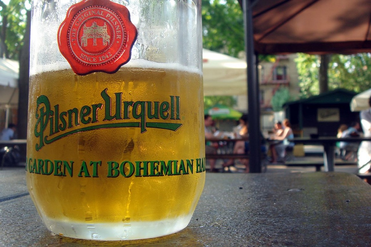 Cierra la jarra de cerveza helada en el comedor de la terraza al aire libre