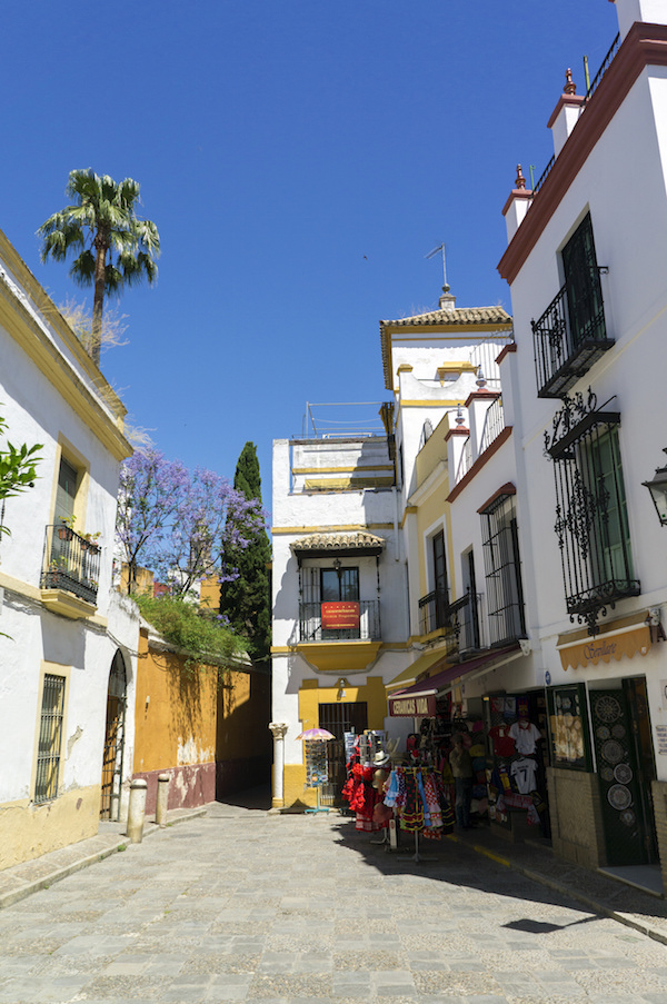 Las hermosas calles de Sevilla, se disfrutan mejor a pie. ¡Uno de nuestros mejores consejos de viaje para Sevilla es empacar zapatos cómodos para caminar!