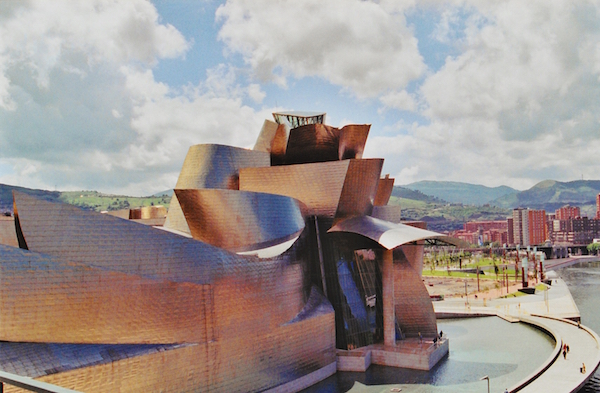 Sal de la ciudad durante tus 10 días en San Sebastián y dirígete a Bilbao para una excursión de un día.