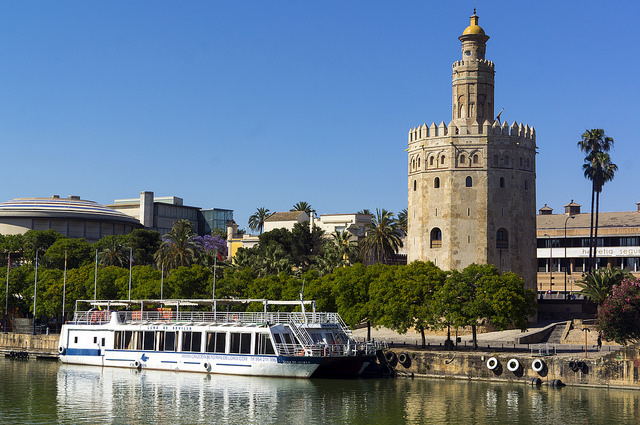 La hermosa Torre del Oro de Sevilla. Una de nuestras principales recomendaciones de viaje por Sevilla es visitar monumentos como este cuando tienen su tiempo semanal de entrada libre.