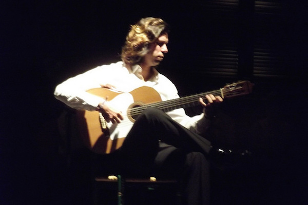 ¡En cualquiera de estos bares de flamenco en Sevilla, tendrás la suerte de experimentar el talento del guitarrista flamenco local!