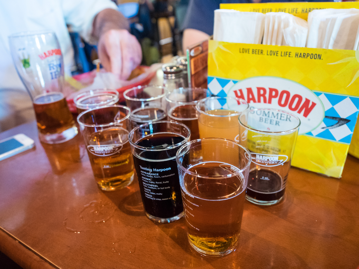 Varios vasos de cervezas diferentes en una mesa de madera
