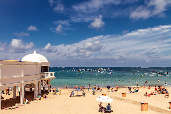 Durante los meses de verano, una de las mejores excursiones de un día desde Sevilla es a la cercana ciudad de Cádiz, donde se encuentran las fantásticas playas de la ciudad. 
