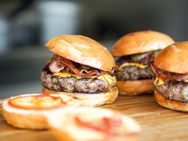 Esta hamburguesa está repleta de queso cheddar y tocino frito crujiente. 