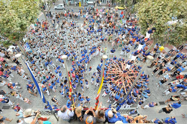 Si visitas Barcelona en agosto, echa un vistazo a las auténticas fiestas de barrio que tienen lugar en Sants y Gracia.
