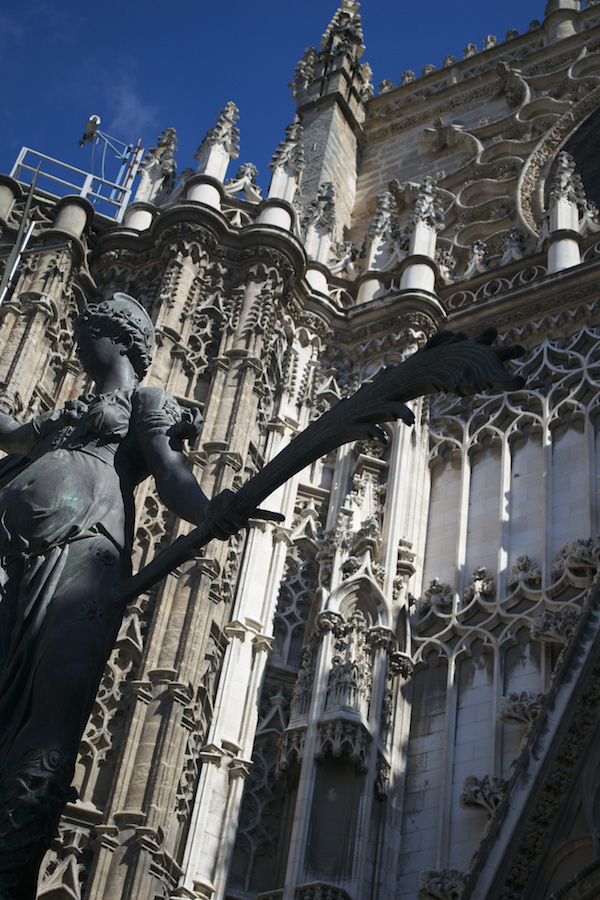 Aquí están los asombrosos detalles de la Catedral de Sevilla. Si te preguntas dónde comer en Sevilla, todavía hay algunos lugares auténticos, ¡no son trampas para turistas! - Encontrado cerca de aquí.