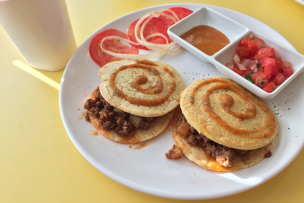 ¿Tienes curiosidad por saber dónde comer cerca del Hotel Preciados en Madrid para disfrutar de comida fusión innovadora? ¡Mira la comida venezolana-estadounidense en Gramabar!