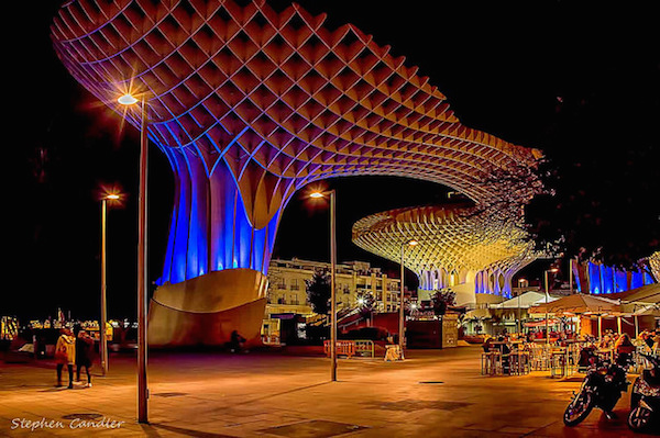 En una ciudad con tanta vida e historia y tantos lugares de interés, ¿por dónde deberías empezar? ¡Mira nuestra lista definitiva de las 10 mejores cosas para hacer en Sevilla! ¡Ver Parasol Metropol de noche es un espectáculo inolvidable!