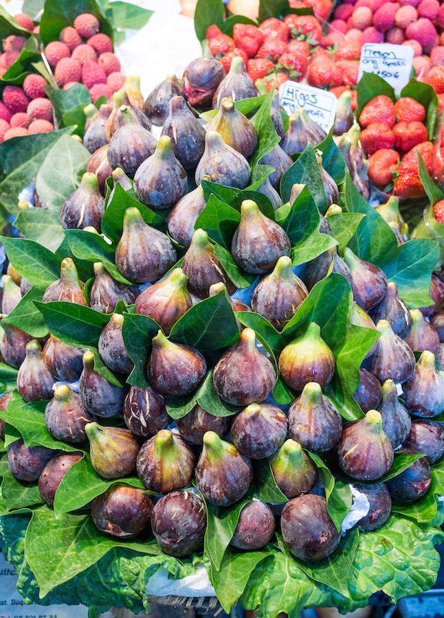 El Mercado de Feria también presenta la brillante y deliciosa muestra de frutas que se ve en los mercados españoles de todo el país, una excelente opción si está buscando dónde comer en Sevilla.
