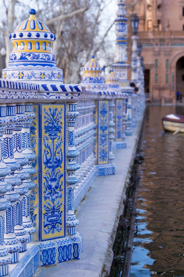 Una de las mejores cosas que hacer en Sevilla es ver este hermoso Pabellón en la Plaza de España, para experimentar de primera mano los hermosos mosaicos detallados. ¡Consulta nuestra guía de viajes definitiva a Sevilla para obtener más recomendaciones! 