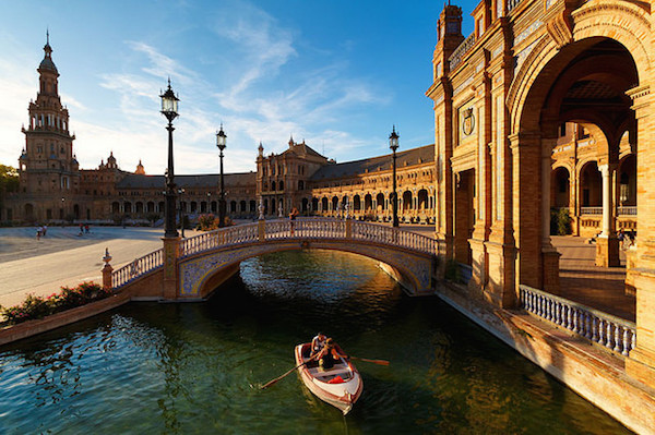 Aunque solo tengas 48 horas en Sevilla, ¡no puedes perderte este hermoso edificio en la Plaza de España!