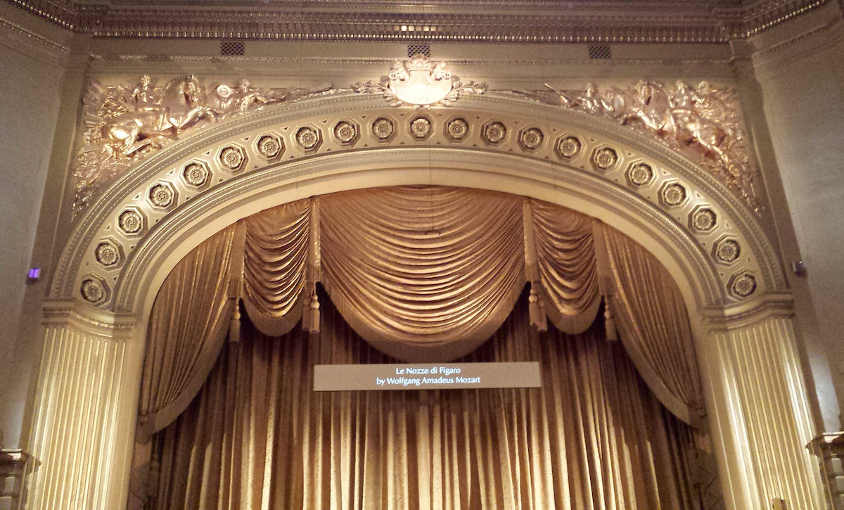 El arco de porcelana dorada del War Memorial Opera House en San Francisco