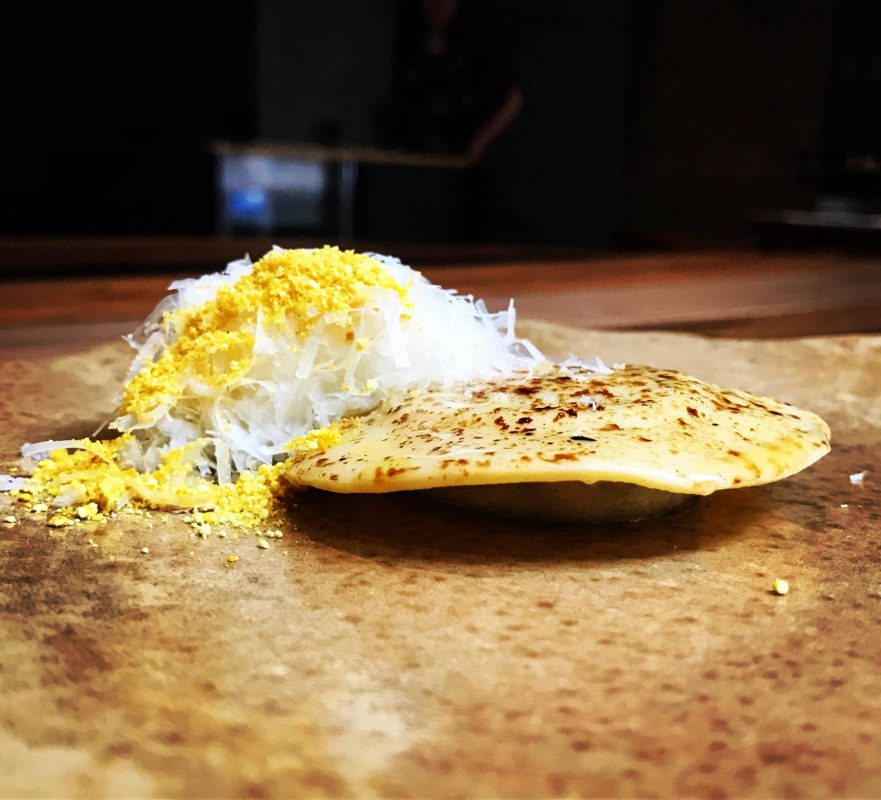 Restaurantes Amelia es un gran lugar para aquellos que buscan dónde comer en el barrio de San Sebastián Amara, con innovación y creatividad en cada plato, como este ravioli de alcachofas en escabeche con quesos y especias locales de temporada.