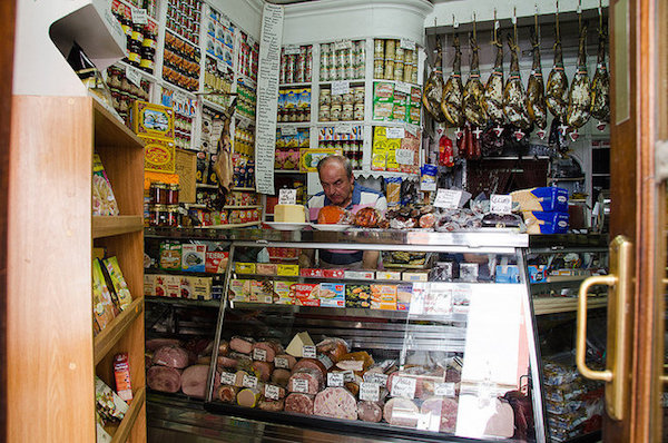 Cuando pensamos en dónde comer en el barrio de El Arenal de Sevilla, siempre nos aseguramos de pasar por Casa Moreno, esta pequeña casa. "abacería" (tienda de comestibles) para probar algunos de los suministros.