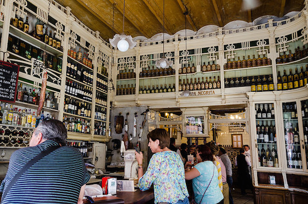 ¿Cómo comer como un local en Sevilla? ¡Ponte de pie para comer tapas!