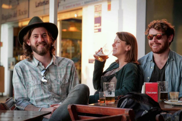 ¡A Jaimie, guía de Devour Sevilla, le encanta compartir su pasión por la comida local y la cerveza con los huéspedes!