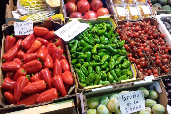 Si tomas clases de cocina en Sevilla tendrás la oportunidad de cocinar con productos frescos, locales y maravillosos de los mercados, ¡como este!