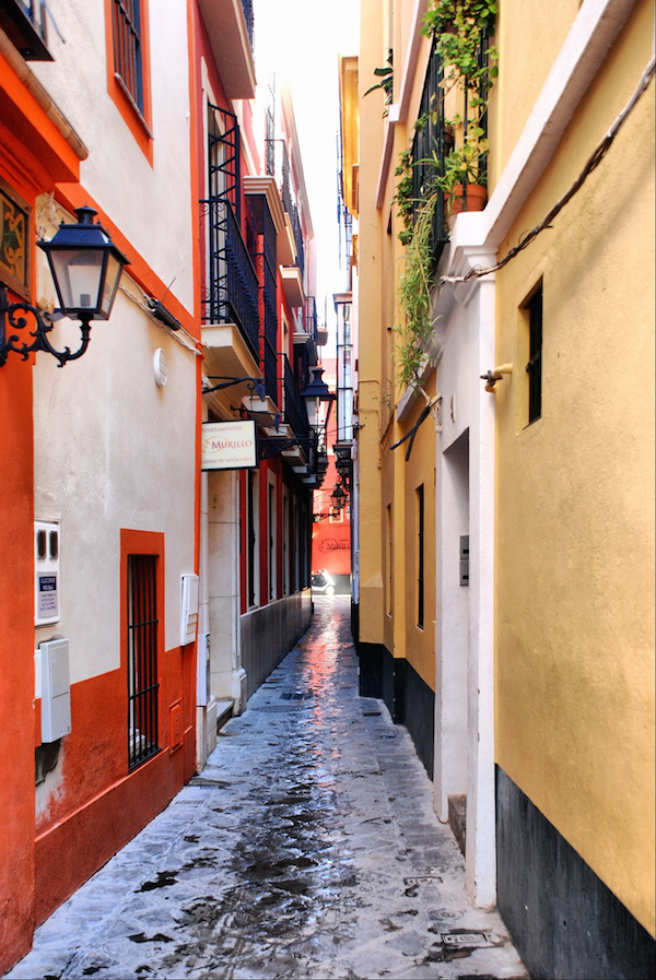 ¡No cuesta nada deambular por las calles de Sevilla! El barrio de Santa Cruz en Sevilla es definitivamente uno de los más pintorescos y una gran actividad gratuita para hacer en Sevilla.