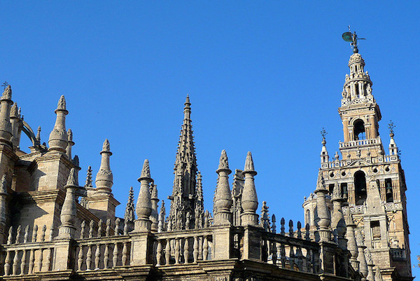 ¿Te estás preguntando dónde beber en Sevilla? ¡Puedes obtener excelentes vistas como esta de la Catedral desde muchos de los bares en la azotea de Sevilla!
