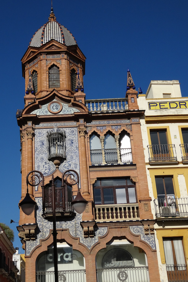 ¡Hermosos edificios y cielos azules te esperan en Sevilla! Consulta nuestros consejos de viaje a Sevilla para saber cómo llegar desde el aeropuerto al centro de la ciudad