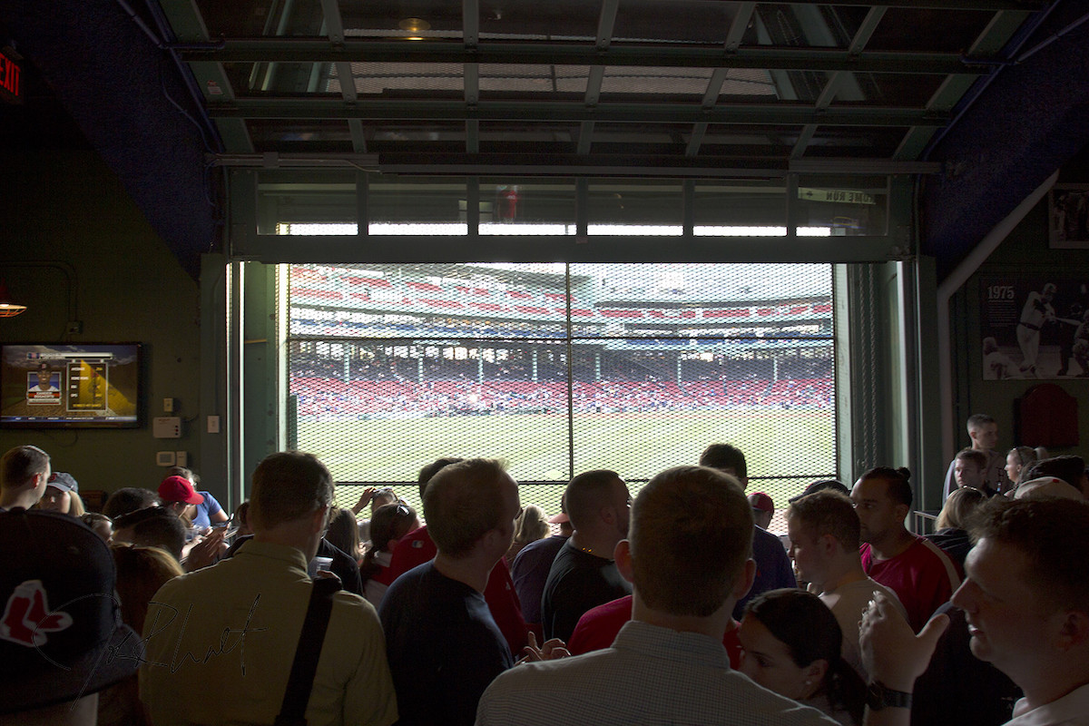 Una vista de un partido de béisbol de los Medias Rojas de Boston a través de una ventana grande en Bleacher Bar, la joya escondida de Boston