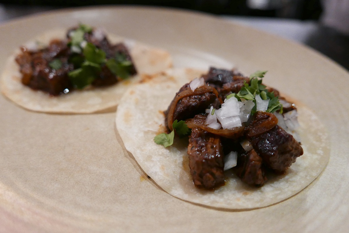Dos taquitos de bistec camisero y cebolla picada