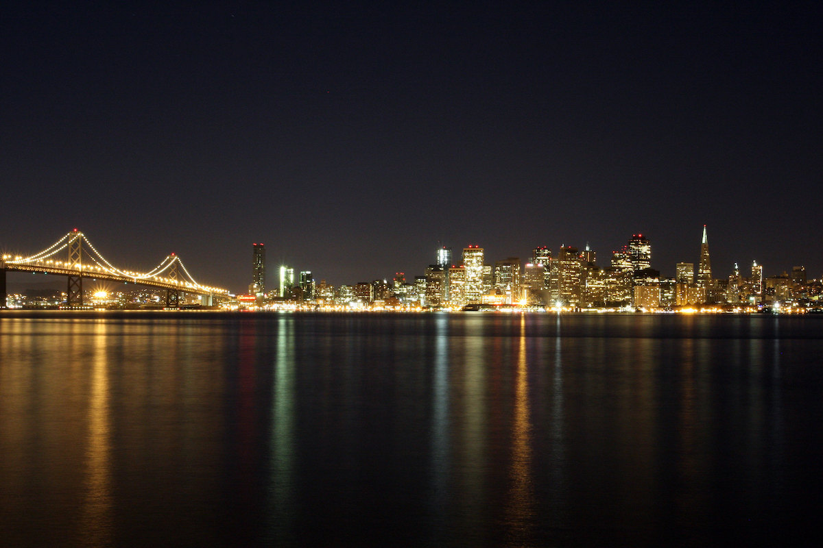 Vista nocturna del horizonte de San Francisco y el Puente de la Bahía