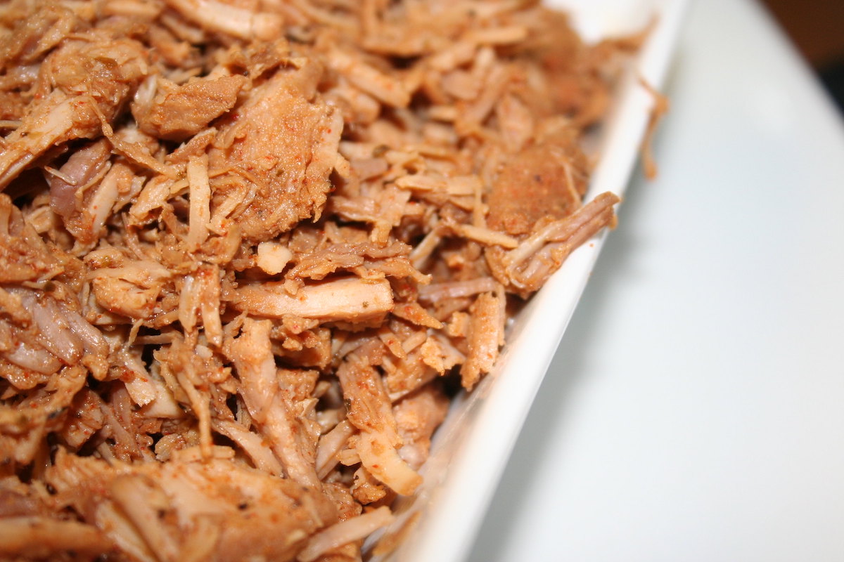 muy cerca de las carnitas, cerdo asado a fuego lento