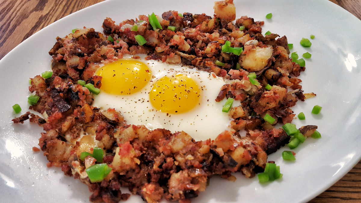 cerrar un plato de carne en conserva con dos huevos soleados hacia arriba