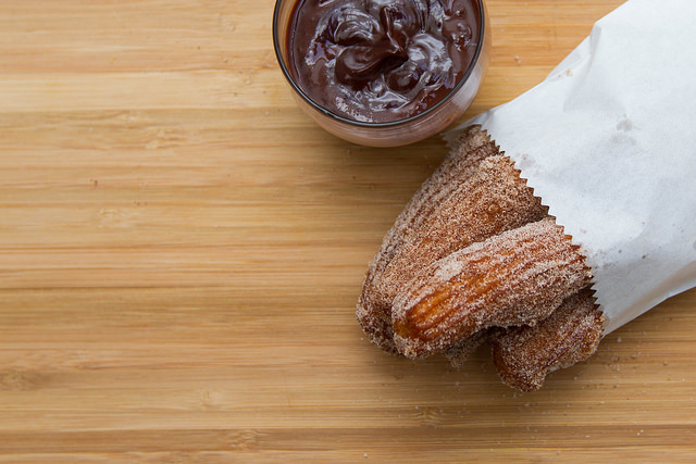 ¡El chocolate y los churros son un clásico del gusto en la Feria de Abril de Sevilla!