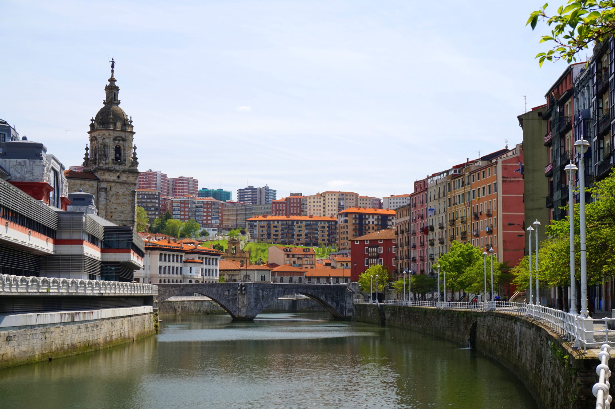 ¡La capital de la región, Bilbao, es la número uno en nuestra lista de las mejores excursiones de un día desde San Sebastián!
