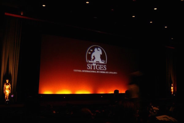 Si visitas Barcelona en octubre, dirígete a la cercana Sitges para experimentar uno de los festivales de cine más singulares del mundo.