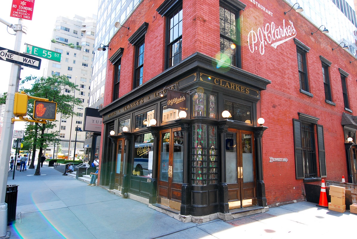 Un edificio de ladrillo que alberga uno de los restaurantes clásicos de la ciudad de Nueva York, PJ Clarke's