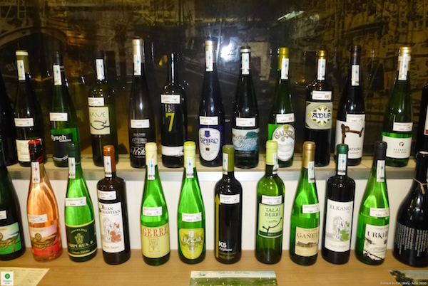 ¡El txakoli ocupa el número 1 en nuestra guía de regalos de San Sebastián!