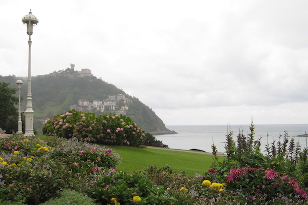 ¡Los jardines frente al Palacio de Miramar son un gran lugar para ver la puesta de sol en San Sebastián!