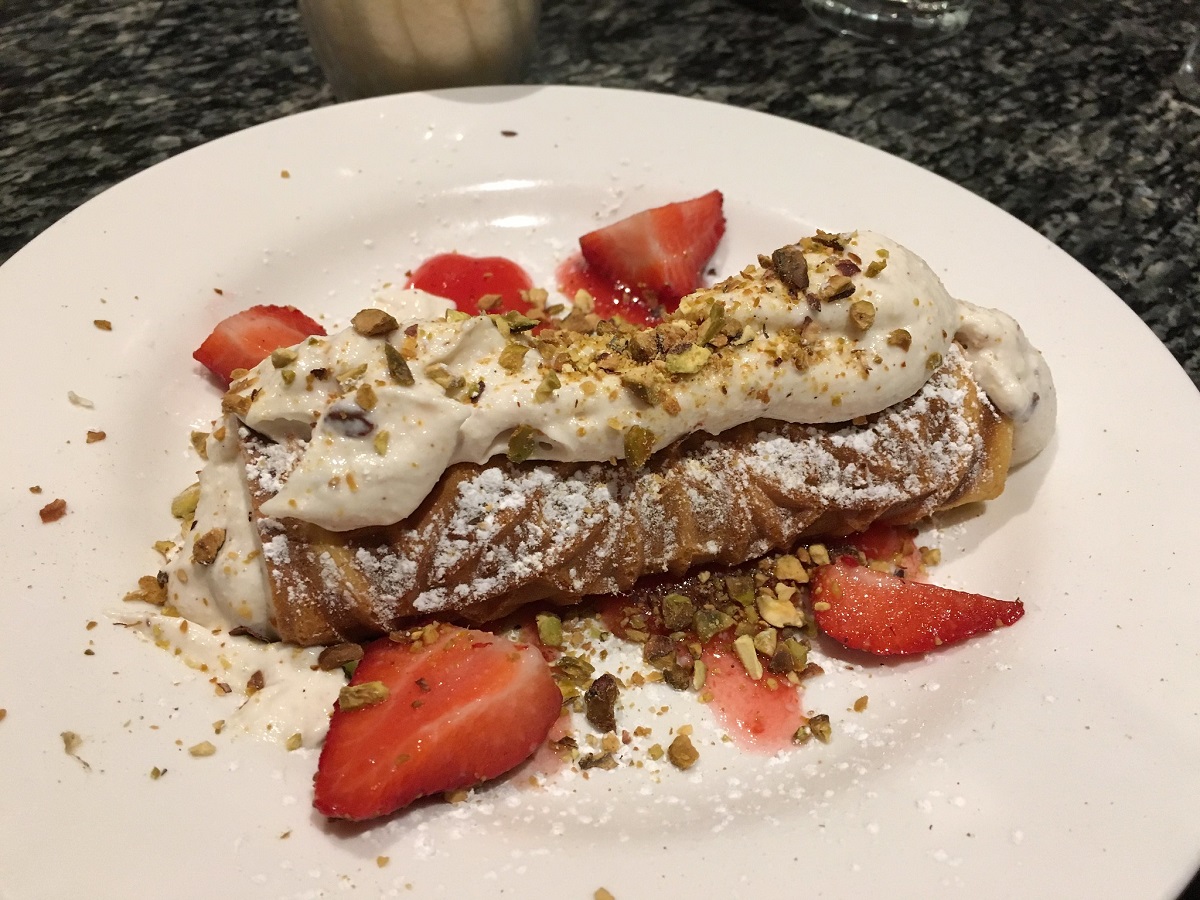 Cannoli plato blanco con nata y fresas