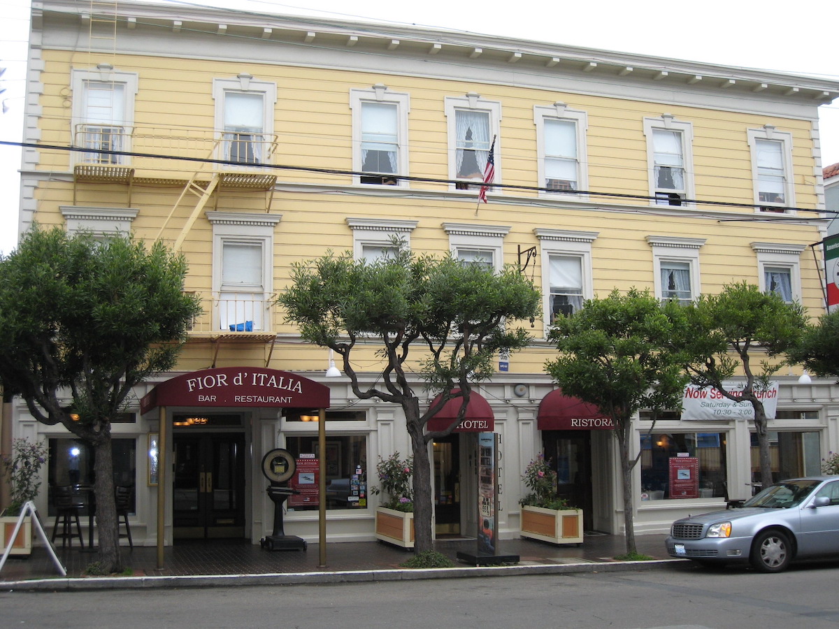 Un edificio amarillo con alas rojas.