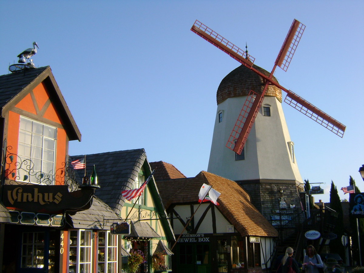 Calle en Solvang, California, en la ruta de San Francisco desde Los Ángeles. La arquitectura es un pueblo holandés.