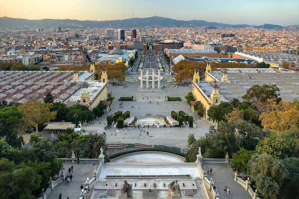 Barcelona en octubre adquiere colores mágicos de otoño cuando se ve desde Montjuïc.