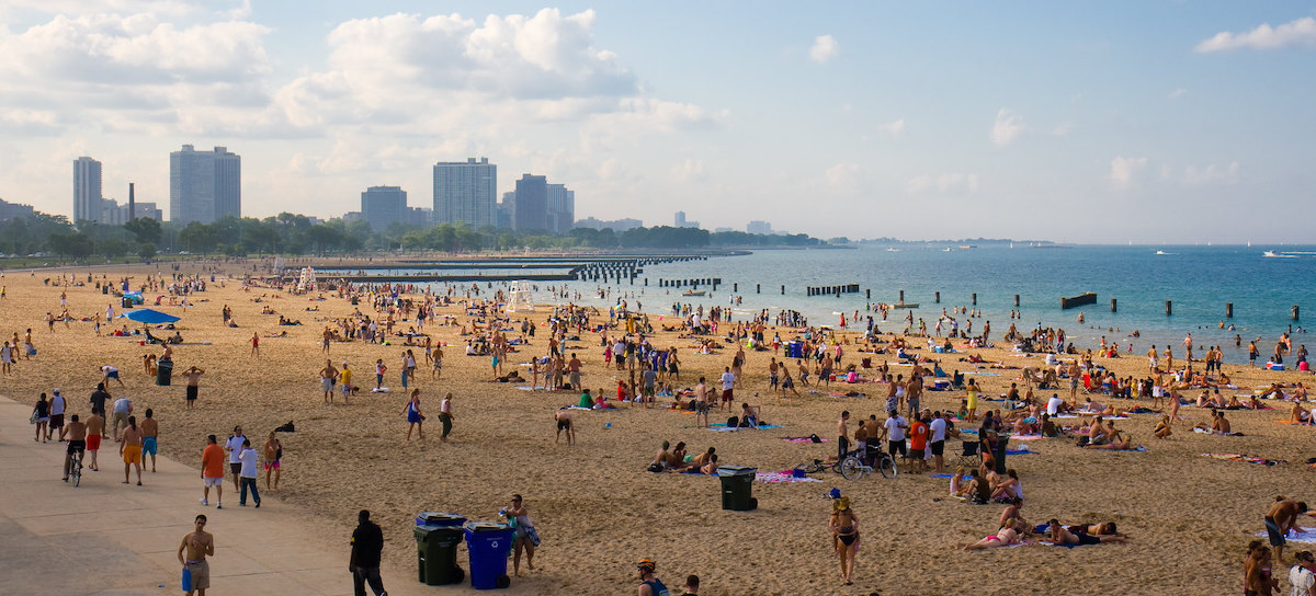 la gente disfruta de la playa con el horizonte de Chicago al fondo