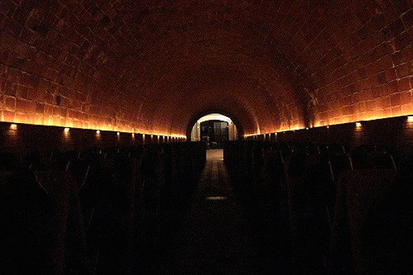 Imprescindible explorar bodegas en Cataluña. El cava, el vino espumoso catalán, recibe su nombre de la palabra catalana para "cueva" o "bodega", donde se almacenaba o envejecía el vino.